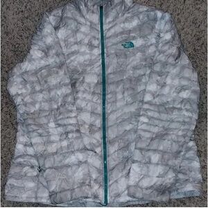 The North Face Women's White and Gray camo Puffer Jacket turquoise accents XXL